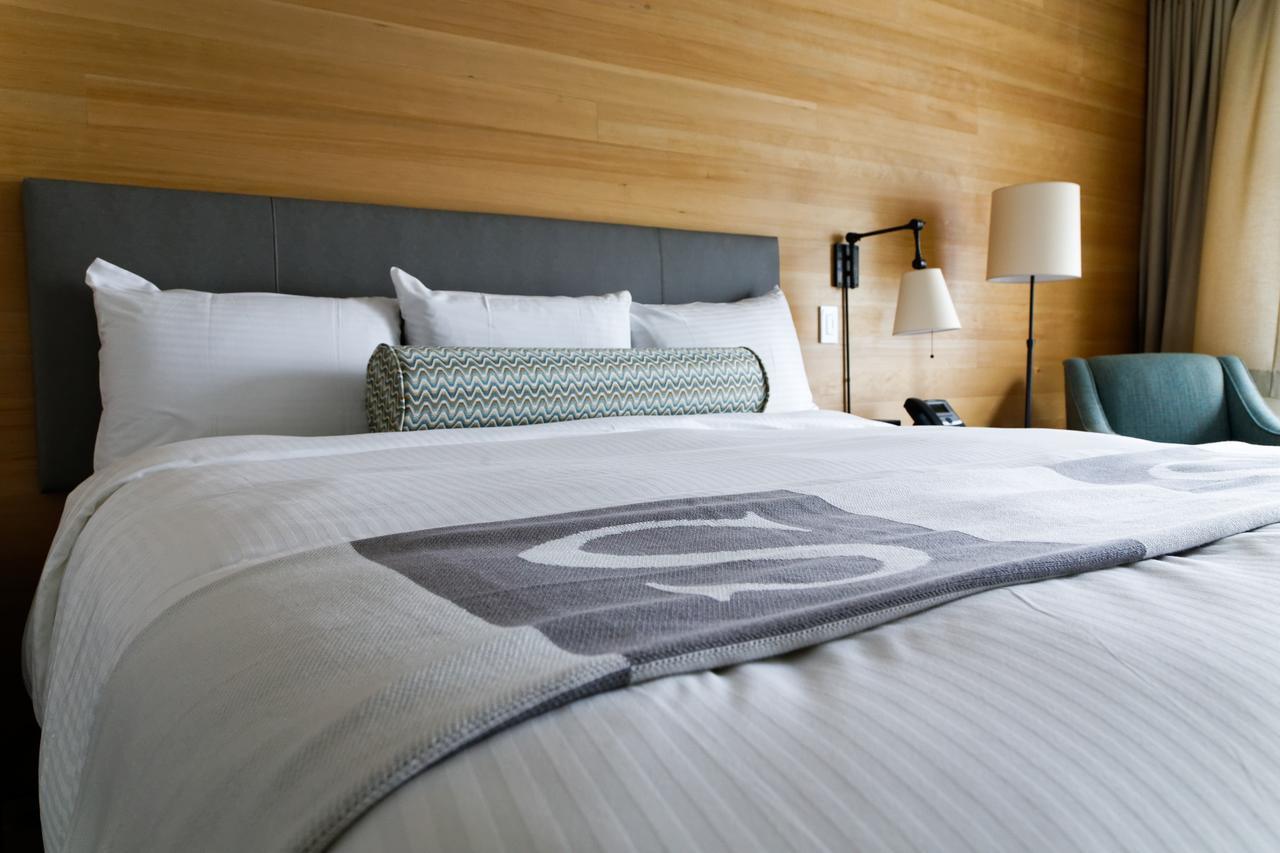 Sproat Lake Landing Resort Great Central エクステリア 写真