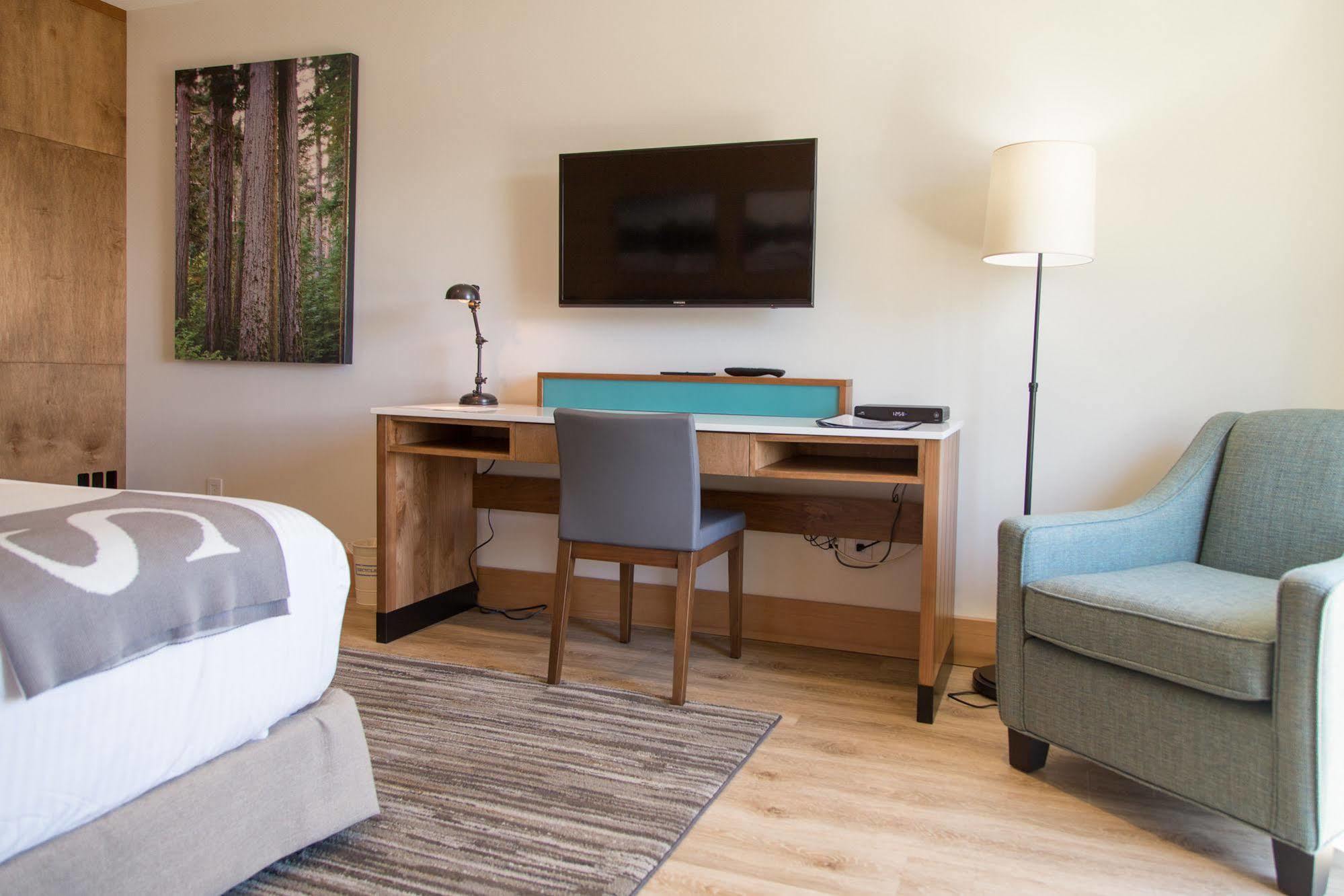 Sproat Lake Landing Resort Great Central エクステリア 写真